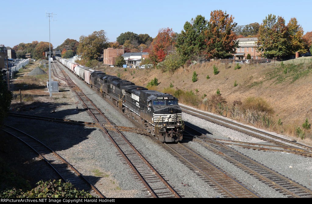 NS 9473 leads train 350 across Boylan